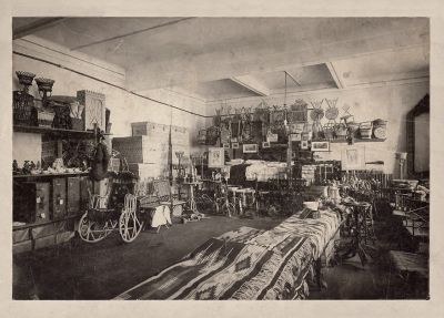 Nieustająca wystawa Muzeum Przemysłowego dająca obraz bogactwa i r&oacute;żnorodności prezentowanych wyrob&oacute;w krajowych. Początkowo sala wystawowa muzeum mieściła się w gmachu Towarzystwa Gimnastycznego "Sok&oacute;ł" przy ul. Sokoła 9, a następnie, od 1908 roku, w lokalu na parterze budynku Komunalnej Kasy Oszczędności przy ul. 3 Maja 23. Reprodukcja z karty pocztowej ze zbior&oacute;w Muzeum Okręgowego w Rzeszowie